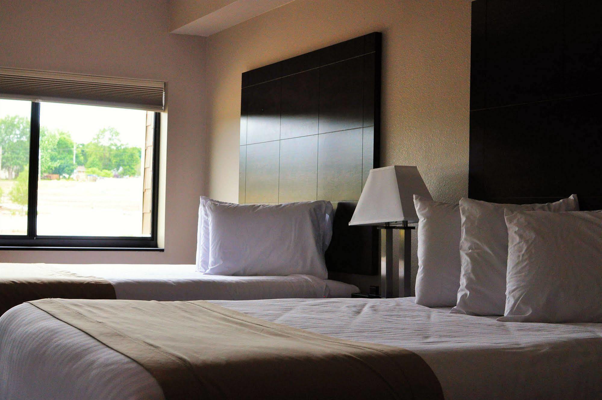 Qube Hotel - Polk City Екстериор снимка